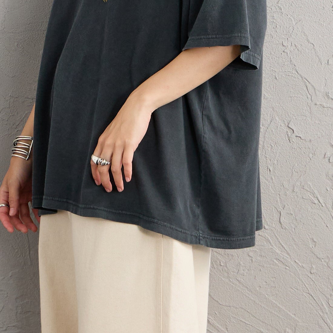REMI RELIEF [レミレリーフ] 別注 SP加工ビッグプリントTシャツ LEOPARDS [RN28369290-JF] BLACK &&モデル身長：158cm 着用サイズ：F&&