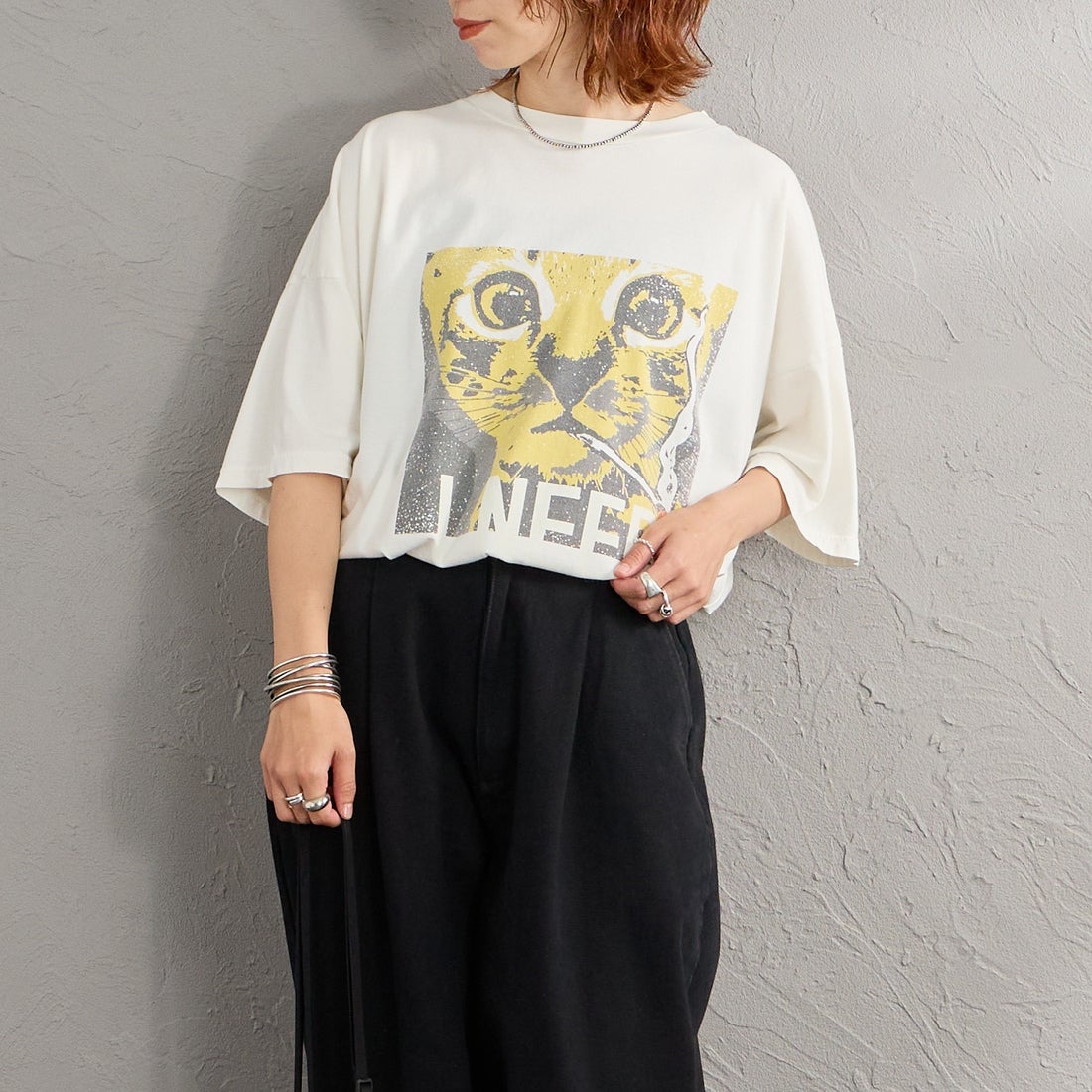 REMI RELIEF [レミレリーフ] 別注 SP加工ビッグプリントTシャツ CAT I NEED [RN28369297-JF] OFF WHITE &&モデル身長：158cm 着用サイズ：F&&