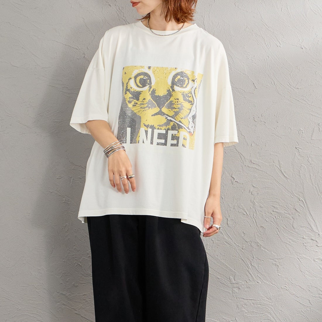 REMI RELIEF [レミレリーフ] 別注 SP加工ビッグプリントTシャツ CAT I NEED [RN28369297-JF] OFF WHITE &&モデル身長：158cm 着用サイズ：F&&