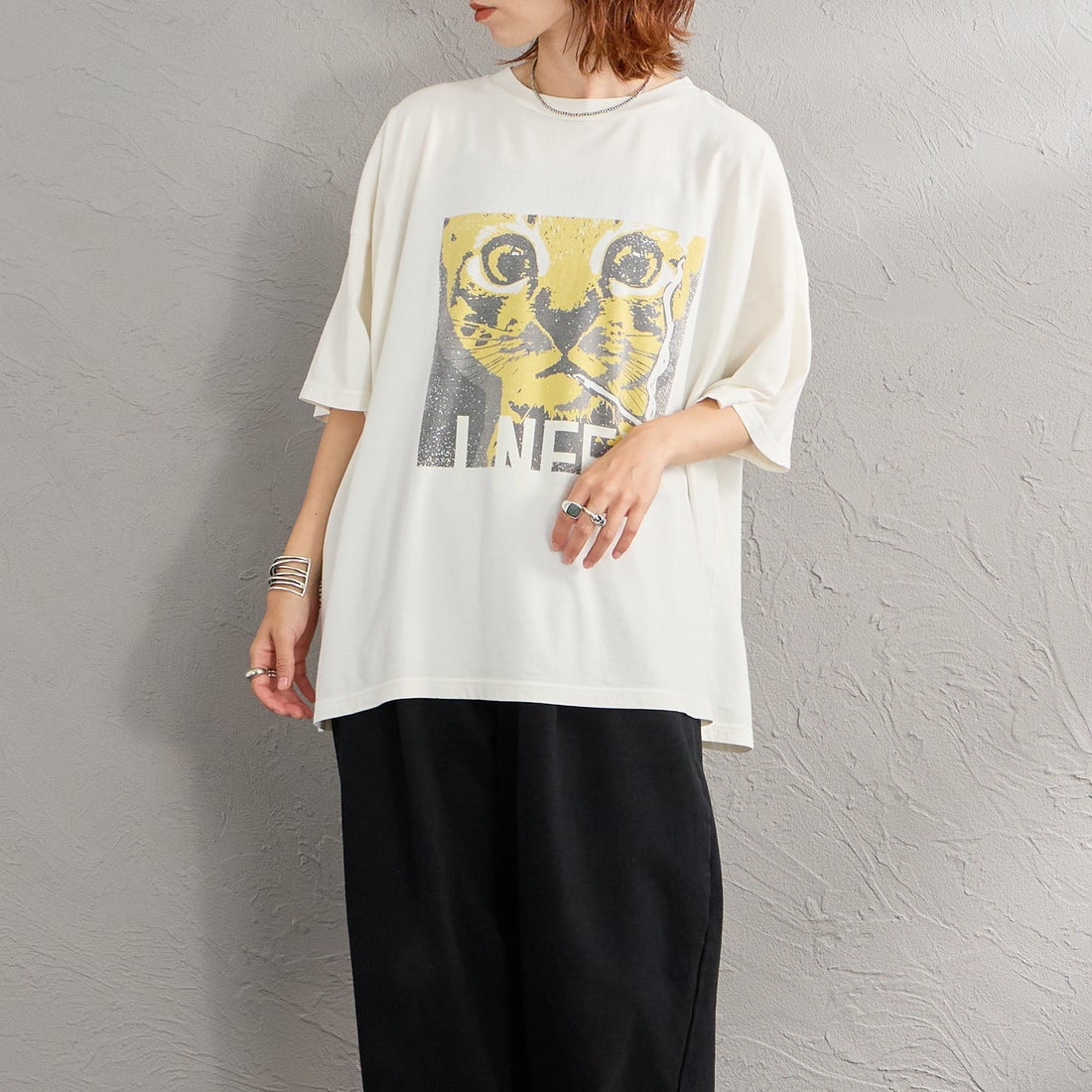 REMI RELIEF [レミレリーフ] 別注 SP加工ビッグプリントTシャツ CAT I NEED [RN28369297-JF] OFF WHITE &&モデル身長：158cm 着用サイズ：F&&