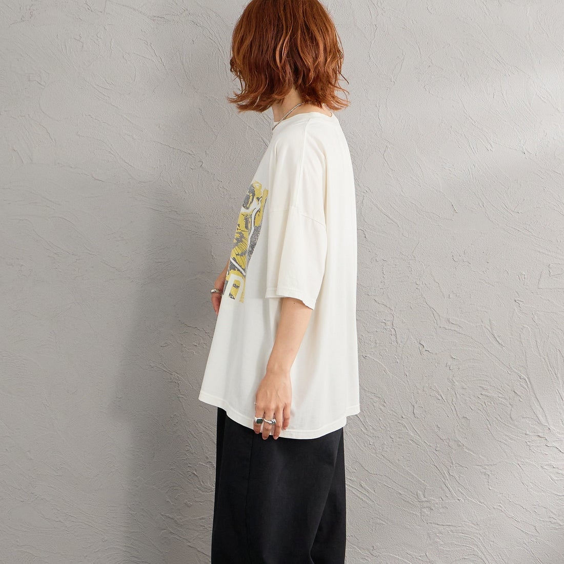 REMI RELIEF [レミレリーフ] 別注 SP加工ビッグプリントTシャツ CAT I NEED [RN28369297-JF] OFF WHITE &&モデル身長：158cm 着用サイズ：F&&
