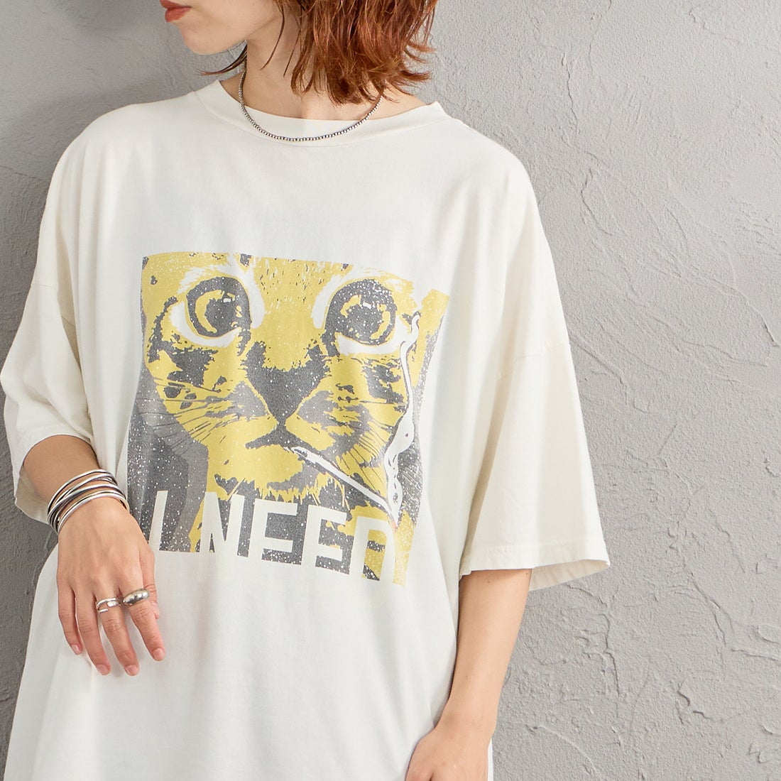 REMI RELIEF [レミレリーフ] 別注 SP加工ビッグプリントTシャツ CAT I NEED [RN28369297-JF] OFF WHITE &&モデル身長：158cm 着用サイズ：F&&