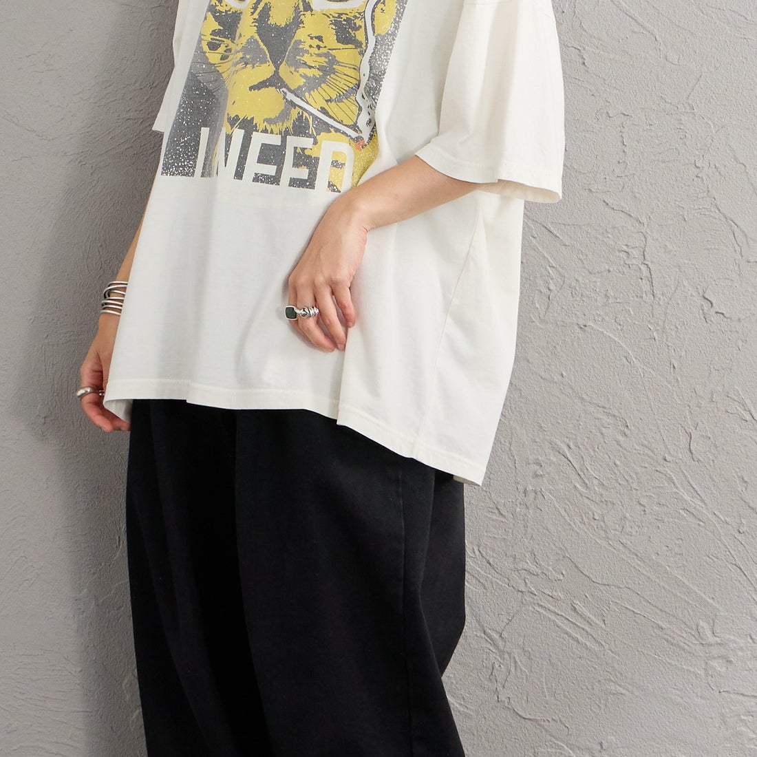 REMI RELIEF [レミレリーフ] 別注 SP加工ビッグプリントTシャツ CAT I NEED [RN28369297-JF] OFF WHITE &&モデル身長：158cm 着用サイズ：F&&