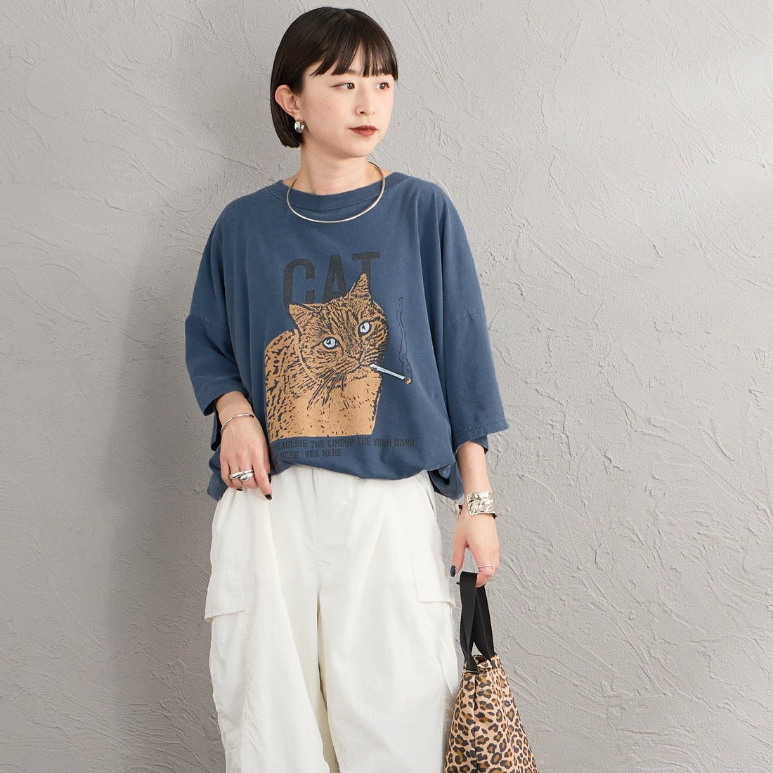 REMI RELIEF [レミレリーフ] 別注 SP加工ビッグプリントTシャツ CAT [RN28369303-JF] NAVY &&モデル身長：150cm 着用サイズ：F&&