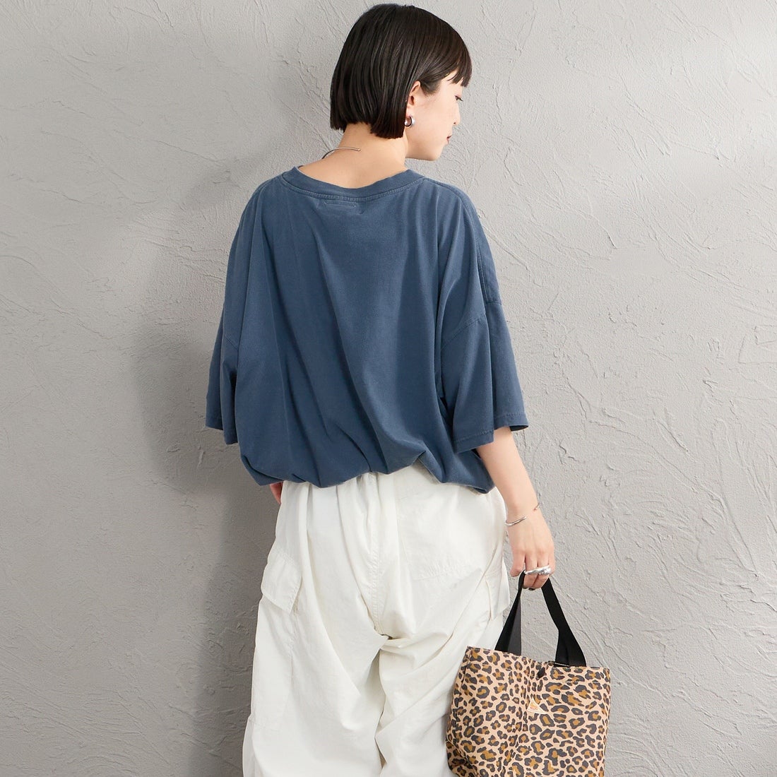 REMI RELIEF [レミレリーフ] 別注 SP加工ビッグプリントTシャツ CAT [RN28369303-JF] NAVY &&モデル身長：150cm 着用サイズ：F&&
