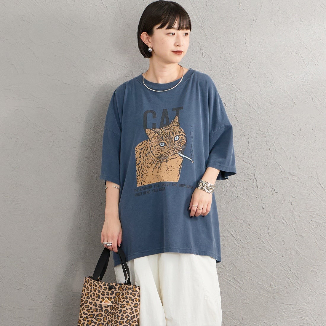REMI RELIEF [レミレリーフ] 別注 SP加工ビッグプリントTシャツ CAT [RN28369303-JF] NAVY &&モデル身長：150cm 着用サイズ：F&&
