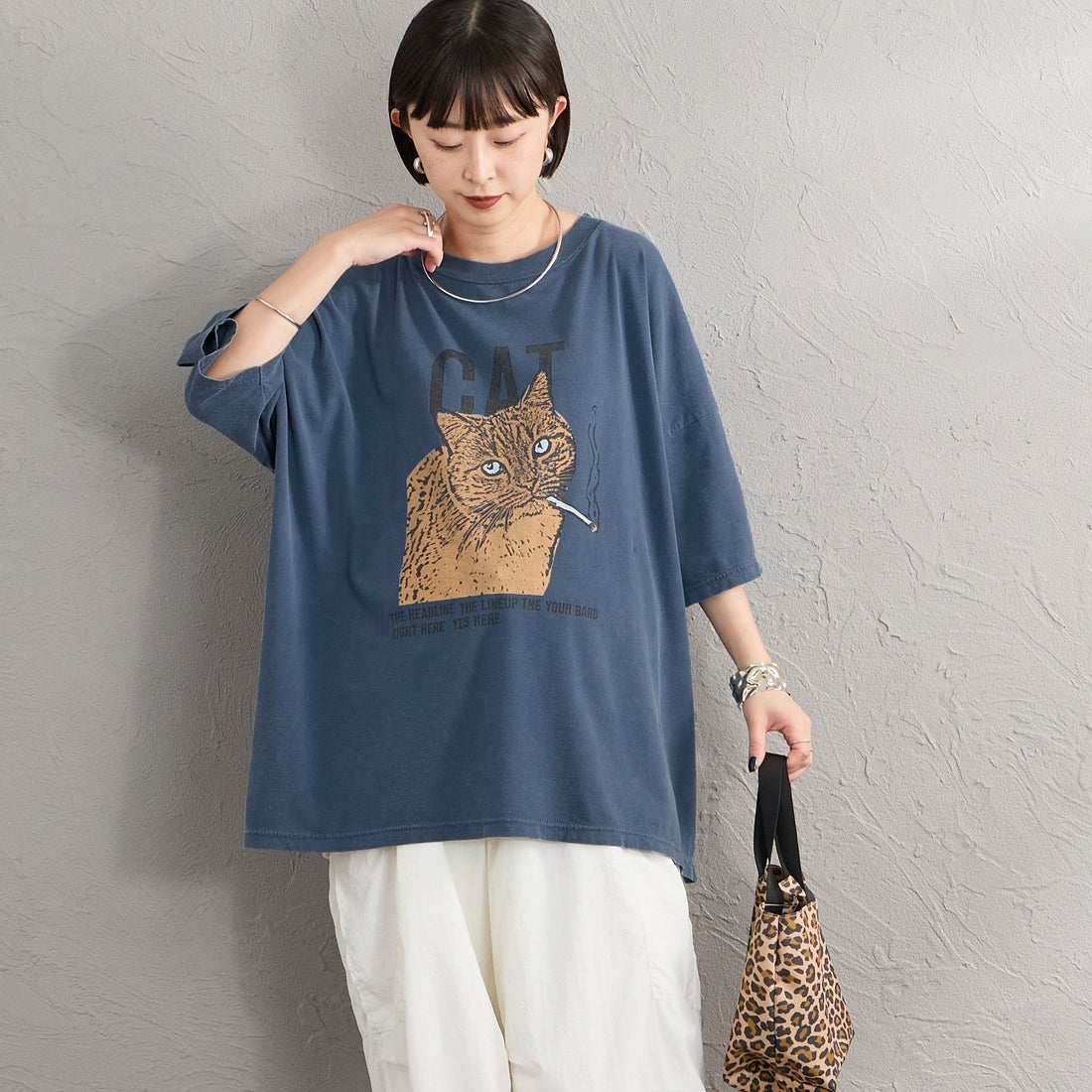 REMI RELIEF [レミレリーフ] 別注 SP加工ビッグプリントTシャツ CAT [RN28369303-JF] NAVY &&モデル身長：150cm 着用サイズ：F&&