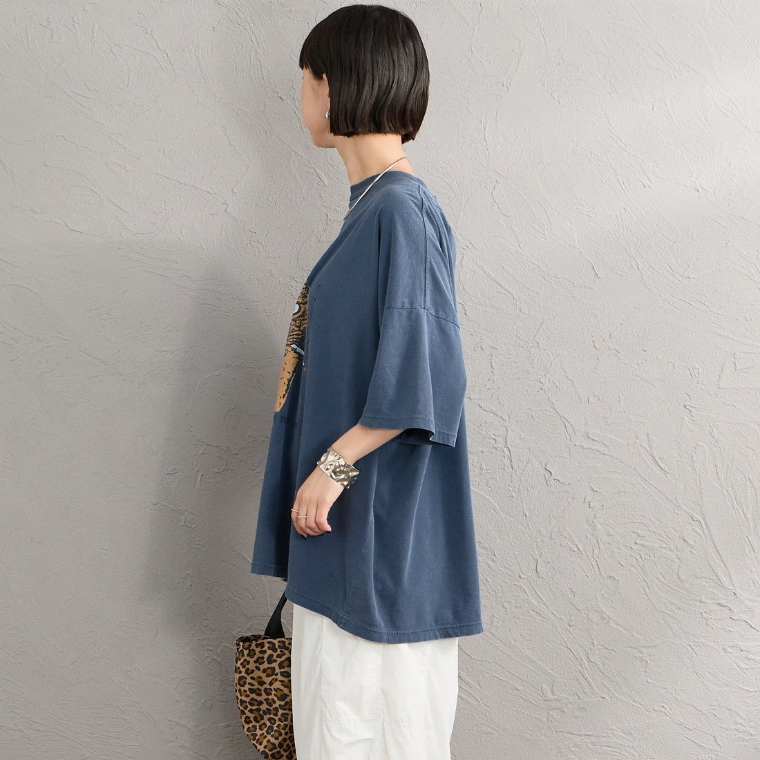 REMI RELIEF [レミレリーフ] 別注 SP加工ビッグプリントTシャツ CAT [RN28369303-JF] NAVY &&モデル身長：150cm 着用サイズ：F&&