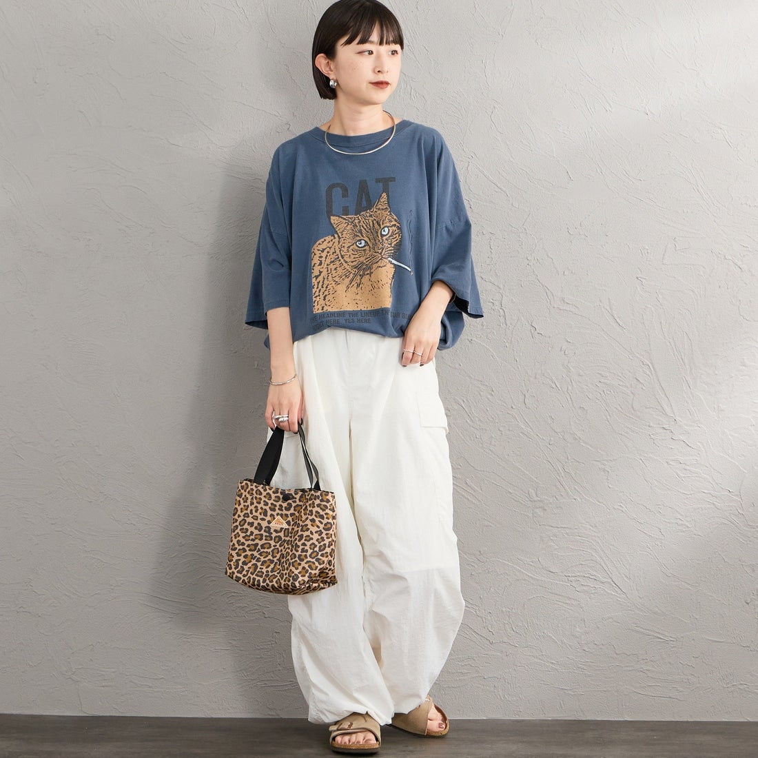 REMI RELIEF [レミレリーフ] 別注 SP加工ビッグプリントTシャツ CAT [RN28369303-JF] NAVY &&モデル身長：150cm 着用サイズ：F&&