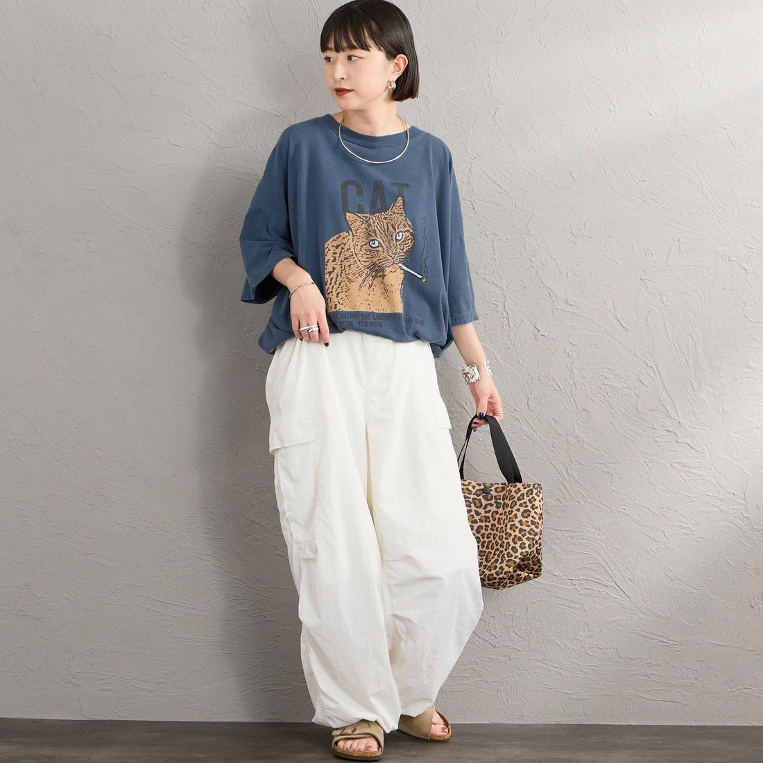 REMI RELIEF [レミレリーフ] 別注 SP加工ビッグプリントTシャツ CAT [RN28369303-JF] NAVY &&モデル身長：150cm 着用サイズ：F&&