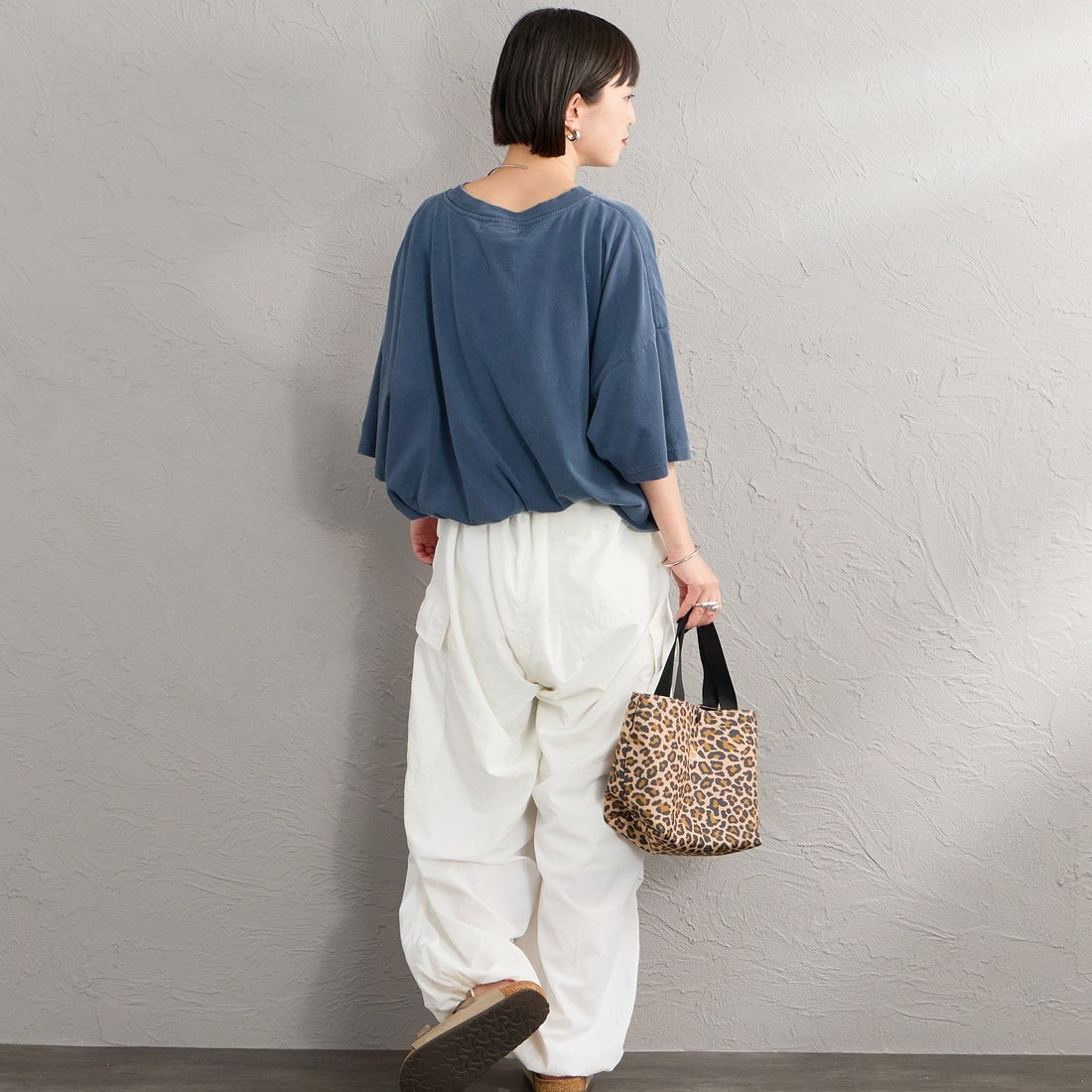 REMI RELIEF [レミレリーフ] 別注 SP加工ビッグプリントTシャツ CAT [RN28369303-JF] NAVY &&モデル身長：150cm 着用サイズ：F&&