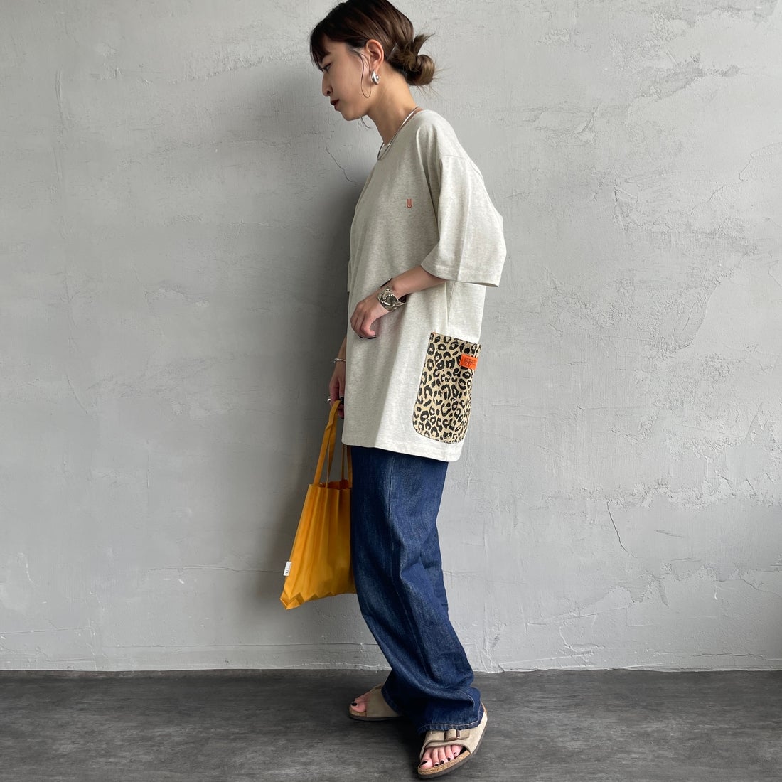 UNIVERSAL OVERALL [ユニバーサルオーバーオール] 別注 レオパード柄 カバーオールTシャツ [U2511283IN-JF] OATMEAL &&モデル身長：150cm 着用サイズ：S&&