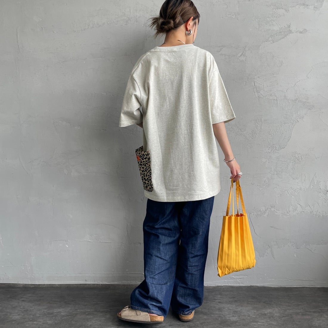 UNIVERSAL OVERALL [ユニバーサルオーバーオール] 別注 レオパード柄 カバーオールTシャツ [U2511283IN-JF] OATMEAL &&モデル身長：150cm 着用サイズ：S&&