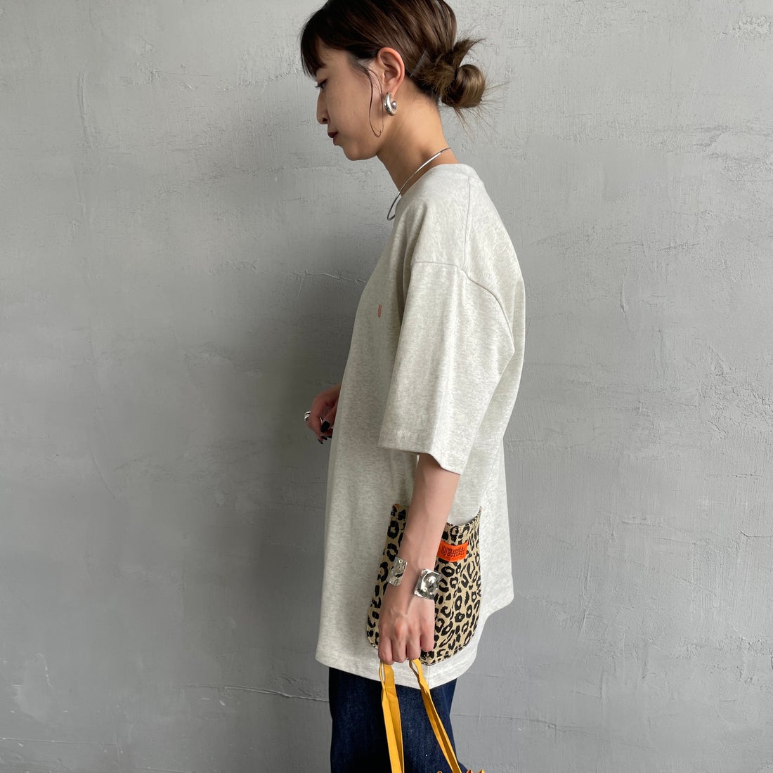 UNIVERSAL OVERALL [ユニバーサルオーバーオール] 別注 レオパード柄 カバーオールTシャツ [U2511283IN-JF] OATMEAL &&モデル身長：150cm 着用サイズ：S&&