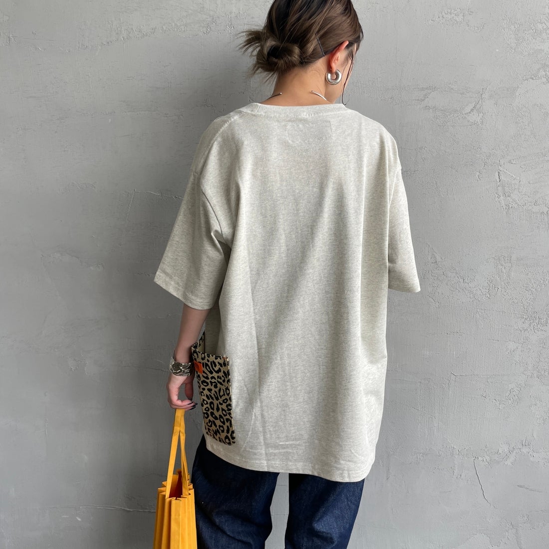 UNIVERSAL OVERALL [ユニバーサルオーバーオール] 別注 レオパード柄 カバーオールTシャツ [U2511283IN-JF] OATMEAL &&モデル身長：150cm 着用サイズ：S&&