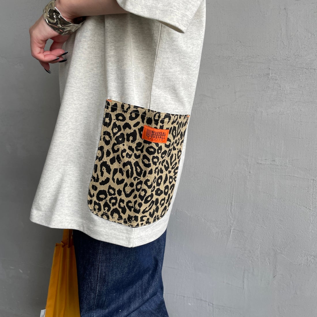 UNIVERSAL OVERALL [ユニバーサルオーバーオール] 別注 レオパード柄 カバーオールTシャツ [U2511283IN-JF] OATMEAL &&モデル身長：150cm 着用サイズ：S&&