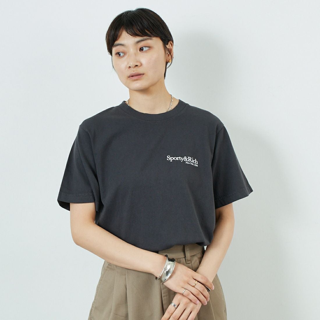 Sporty&Rich [スポーティアンドリッチ] HWCNY ショートスリーブTシャツ [TO043622016] F.BLACK &&モデル身長：160cm 着用サイズ：S&&