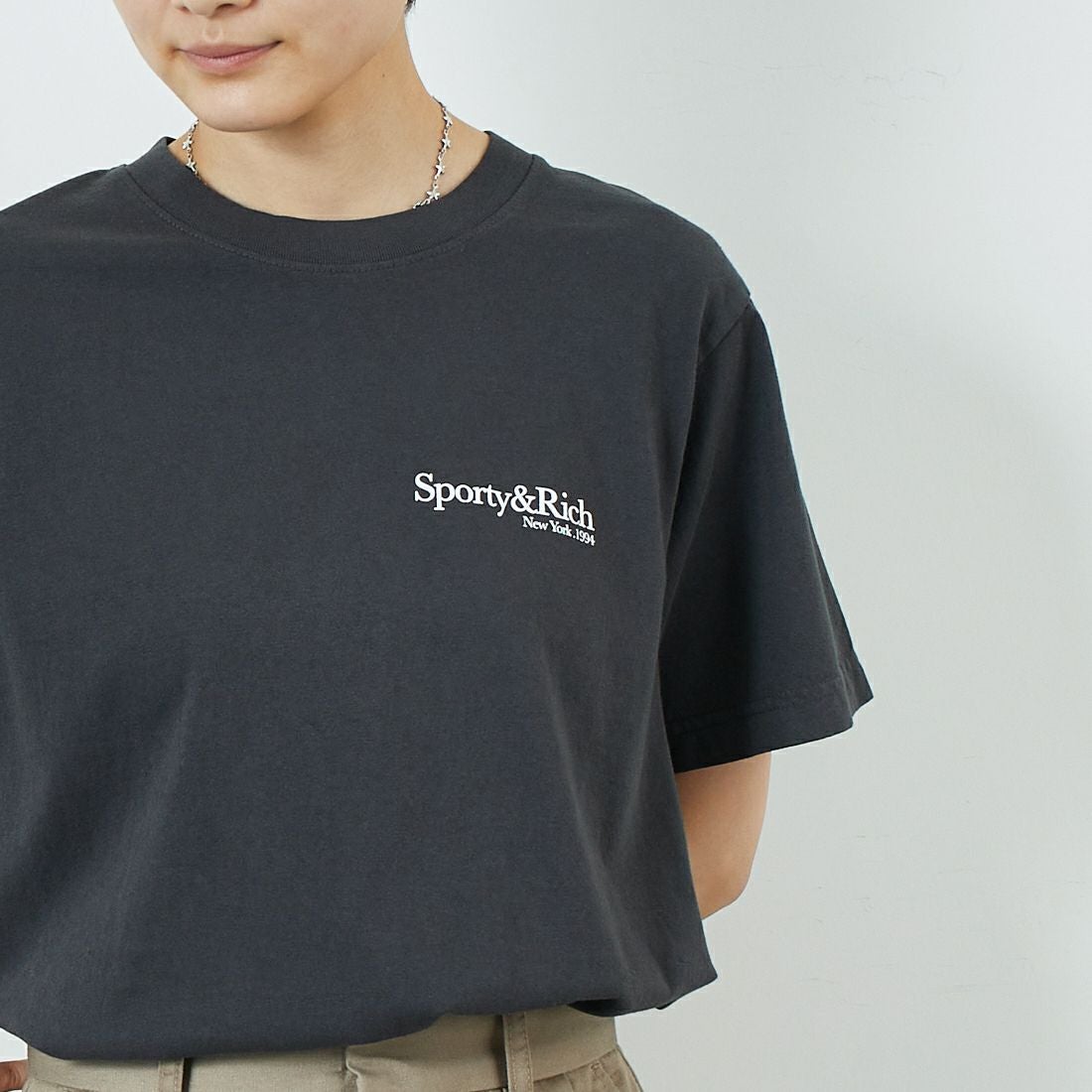 Sporty&Rich [スポーティアンドリッチ] HWCNY ショートスリーブTシャツ [TO043622016] F.BLACK &&モデル身長：160cm 着用サイズ：S&&