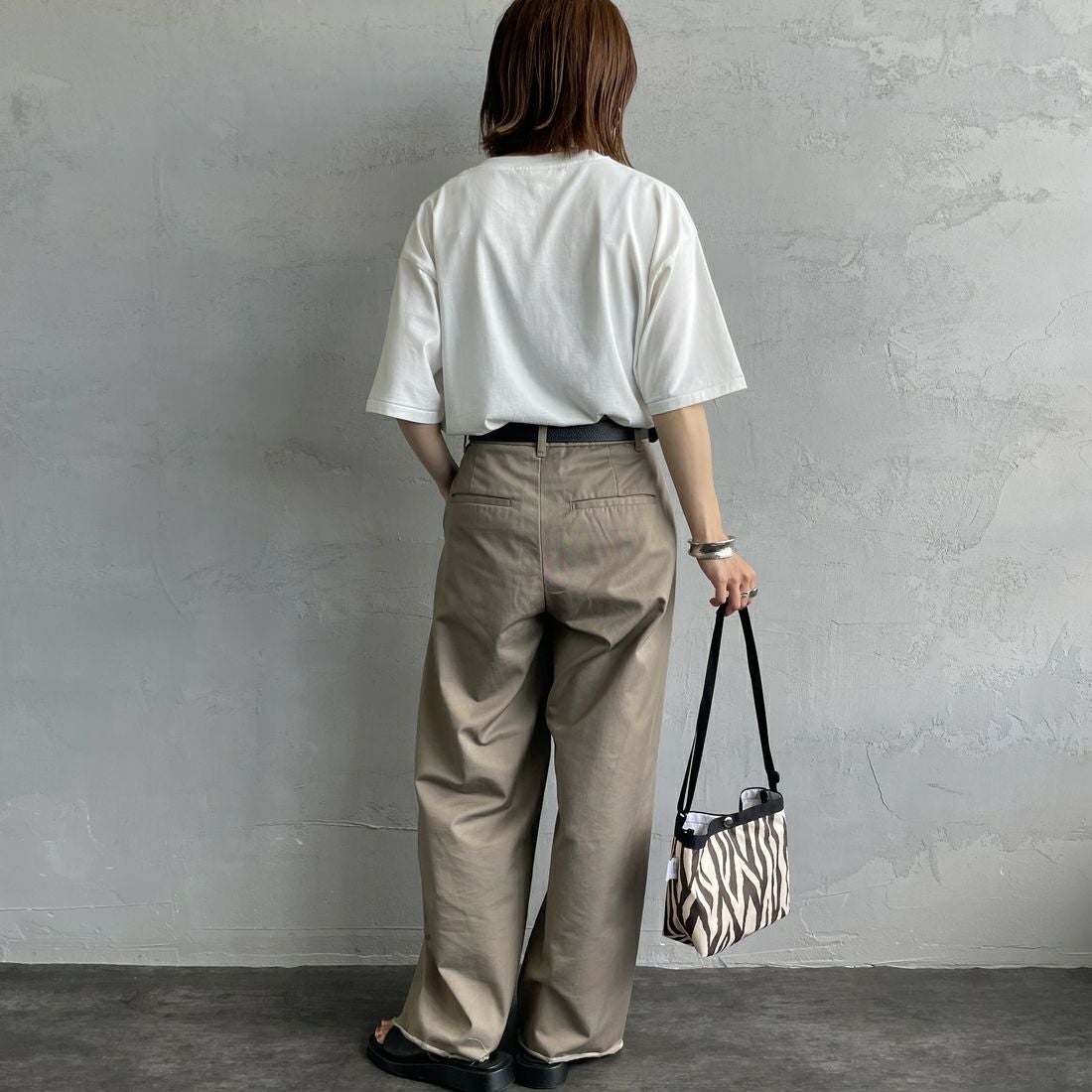 SCREEN STARS [スクリーンスターズ] 別注 ドッグ&キャットプリントTシャツ [2522-SSIN-JF] WHT DOG &&モデル身長：158cm 着用サイズ：F&&