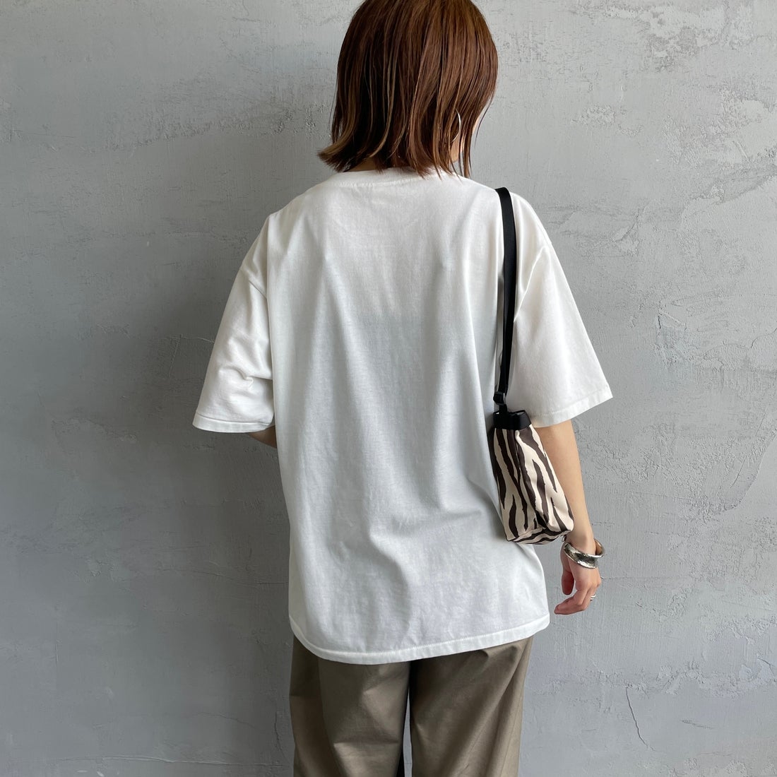 SCREEN STARS [スクリーンスターズ] 別注 ドッグ&キャットプリントTシャツ [2522-SSIN-JF] WHT DOG &&モデル身長：158cm 着用サイズ：F&&