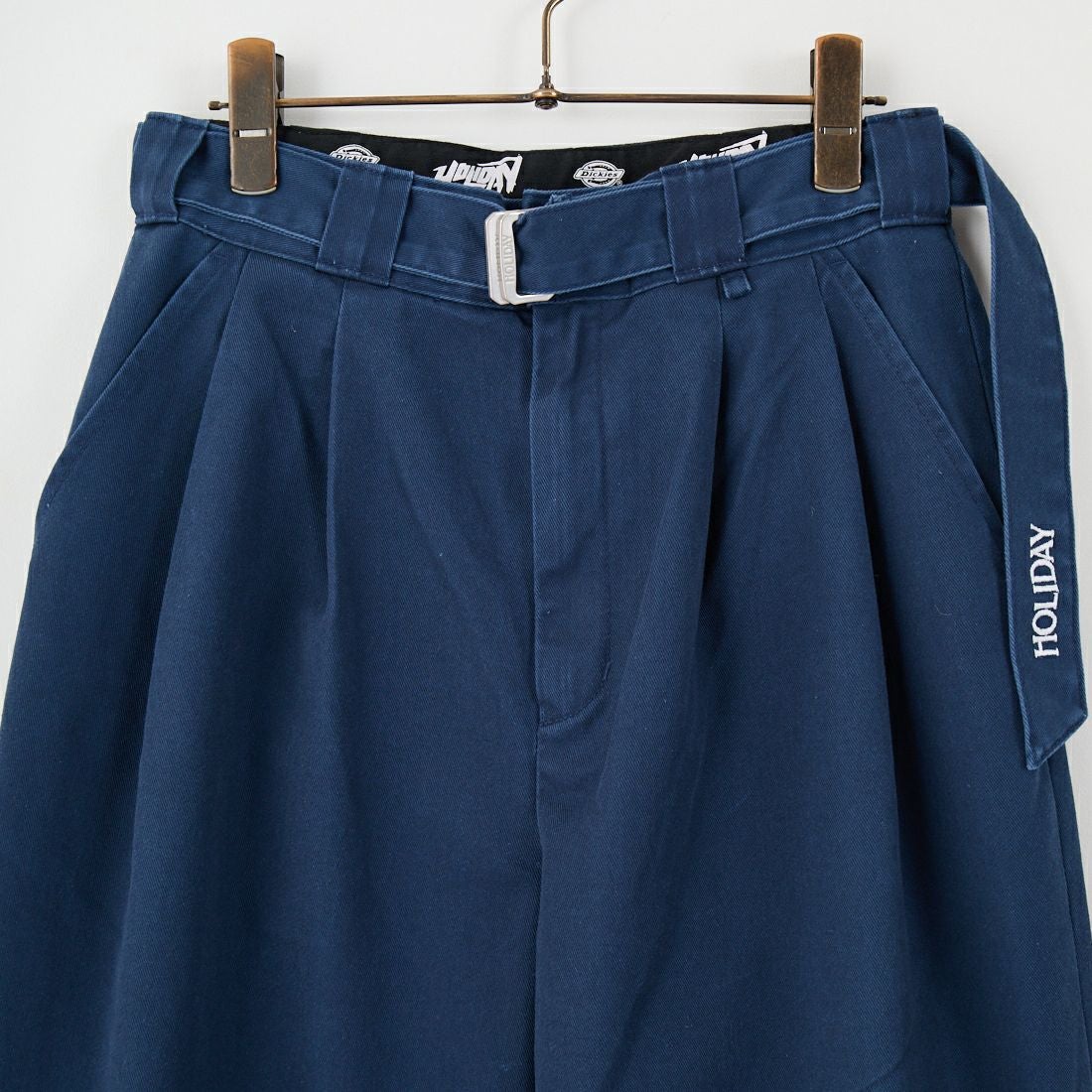 HOLIDAY [ホリデイ] DICKIES BELTED 2TUCK PANTS [25102142] NAVY