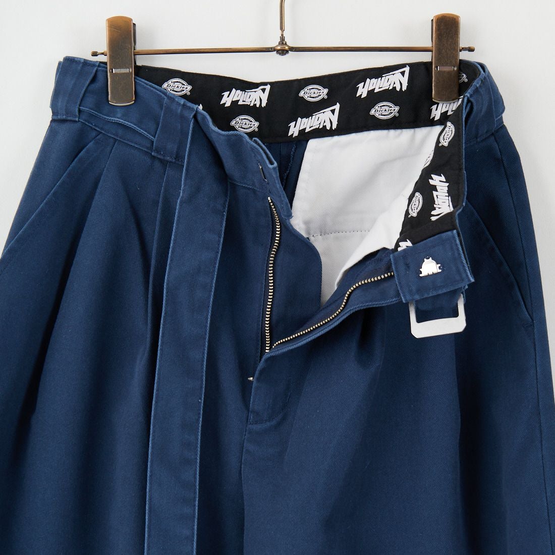HOLIDAY [ホリデイ] DICKIES BELTED 2TUCK PANTS [25102142] NAVY