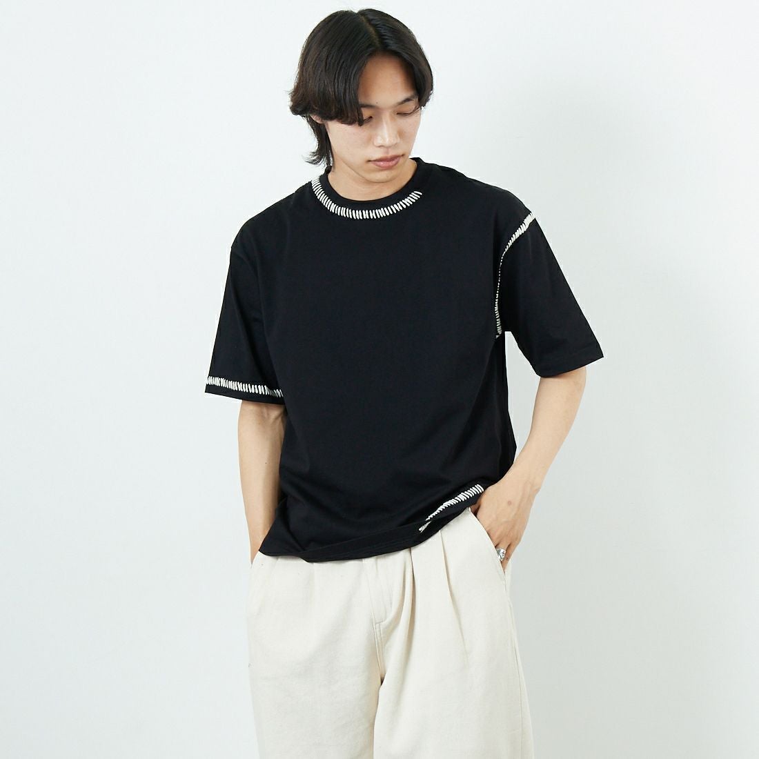 SLICK [スリック] ブランケットステッチTシャツ [5230121] 700 BLACK &&モデル身長：179cm 着用サイズ：1&&