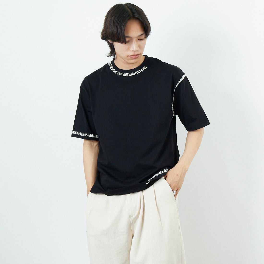 SLICK [スリック] ブランケットステッチTシャツ [5230121] 700 BLACK &&モデル身長：179cm 着用サイズ：1&&