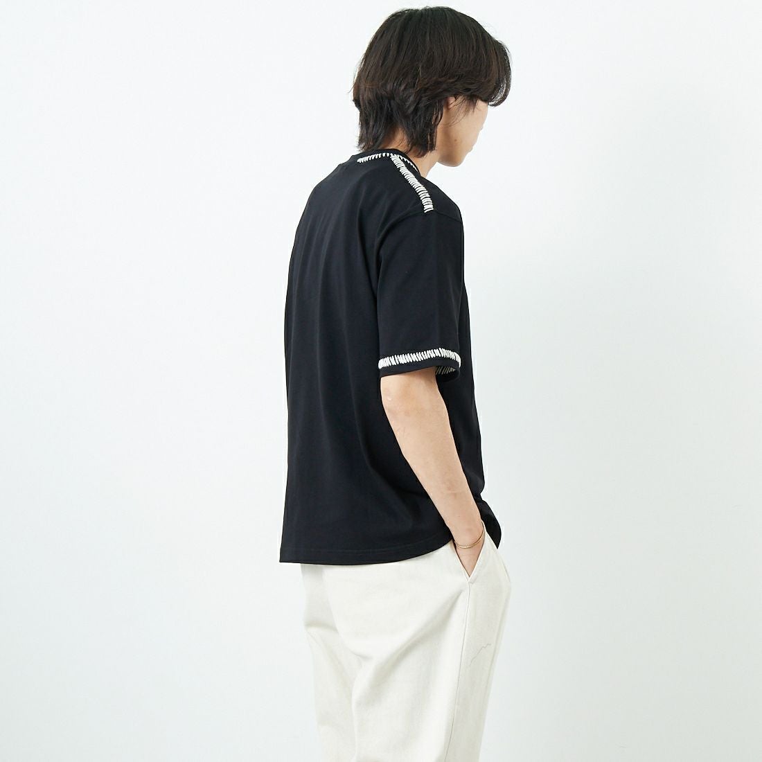 SLICK [スリック] ブランケットステッチTシャツ [5230121] 700 BLACK &&モデル身長：179cm 着用サイズ：1&&