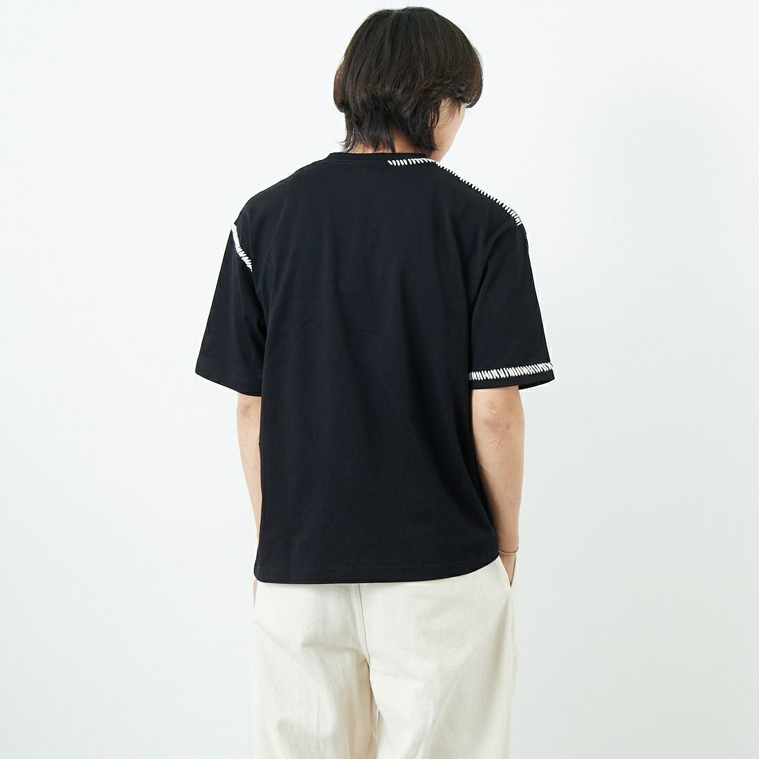 SLICK [スリック] ブランケットステッチTシャツ [5230121] 700 BLACK &&モデル身長：179cm 着用サイズ：1&&