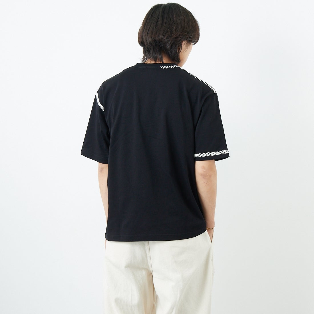 SLICK [スリック] ブランケットステッチTシャツ [5230121] 700 BLACK &&モデル身長：179cm 着用サイズ：1&&