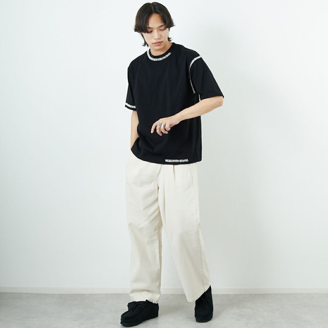 SLICK [スリック] ブランケットステッチTシャツ [5230121] 700 BLACK &&モデル身長：179cm 着用サイズ：1&&