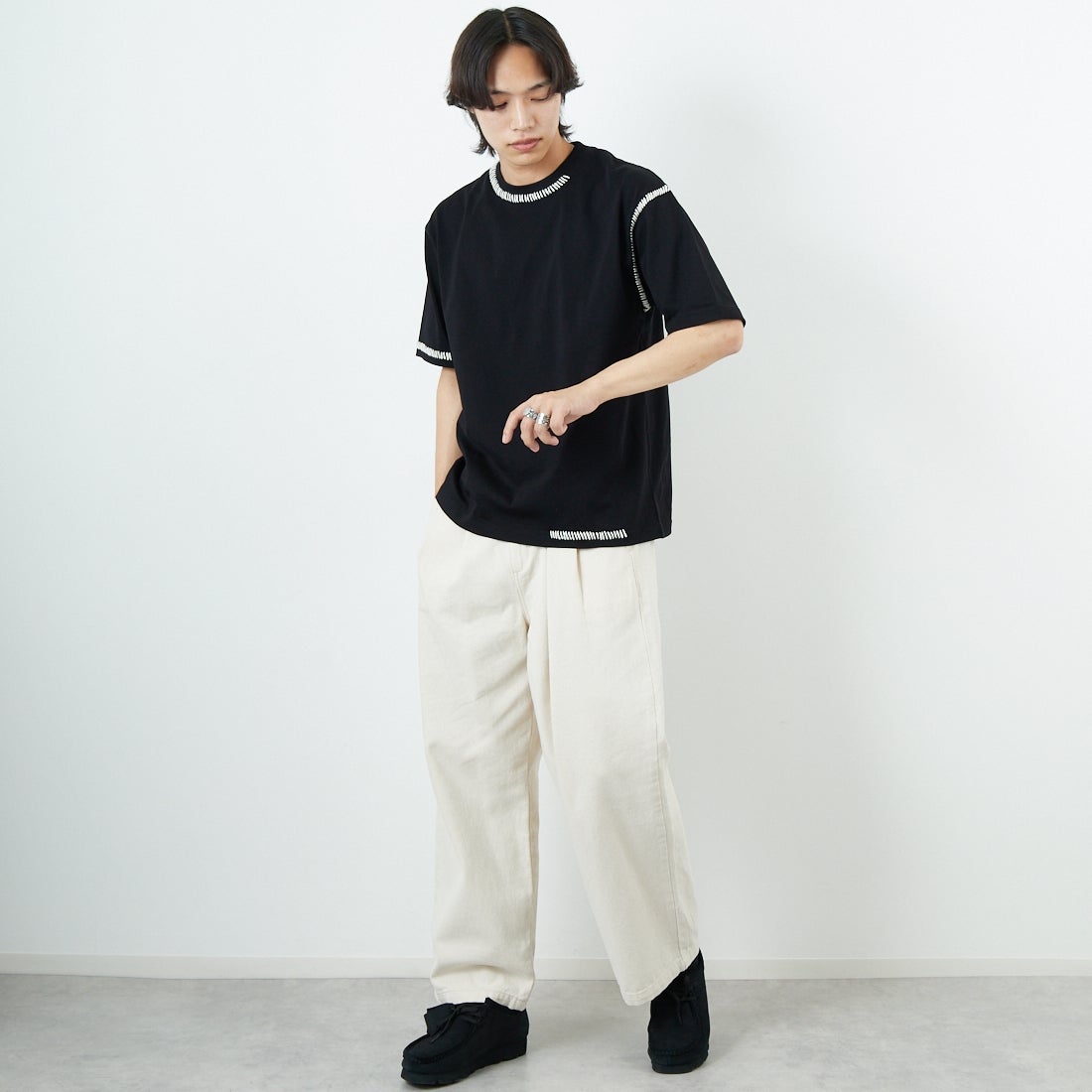 SLICK [スリック] ブランケットステッチTシャツ [5230121] 700 BLACK &&モデル身長：179cm 着用サイズ：1&&