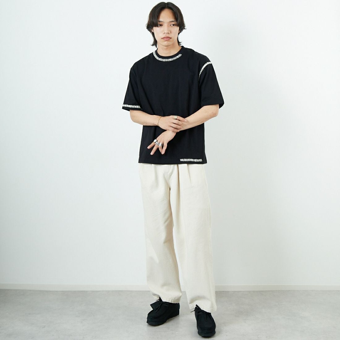 SLICK [スリック] ブランケットステッチTシャツ [5230121] 700 BLACK &&モデル身長：179cm 着用サイズ：1&&