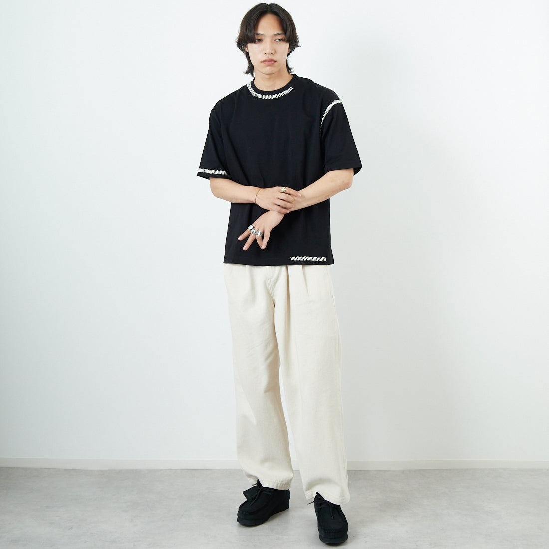 SLICK [スリック] ブランケットステッチTシャツ [5230121] 700 BLACK &&モデル身長：179cm 着用サイズ：1&&