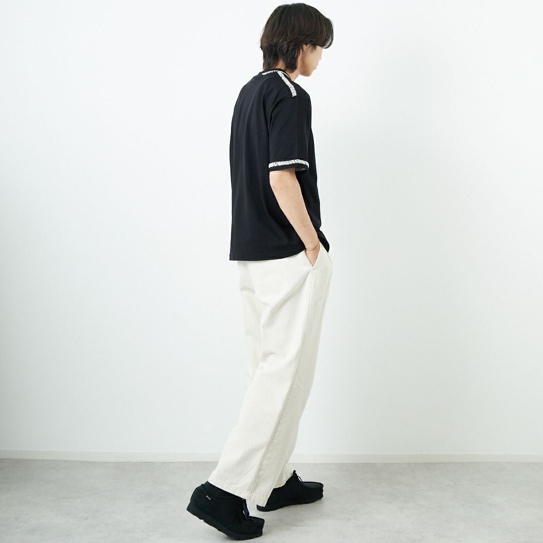 SLICK [スリック] ブランケットステッチTシャツ [5230121] 700 BLACK &&モデル身長：179cm 着用サイズ：1&&