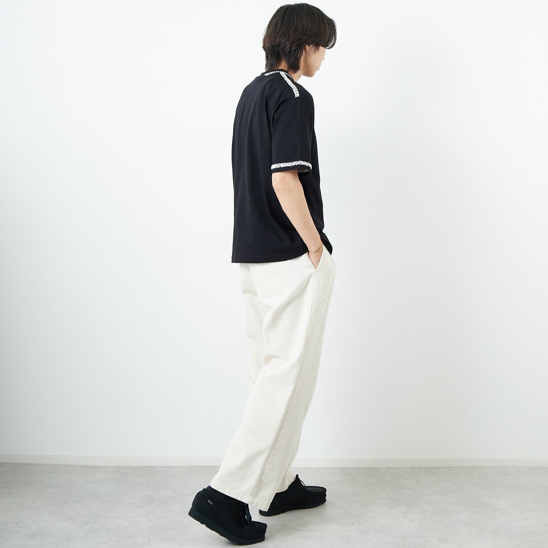SLICK [スリック] ブランケットステッチTシャツ [5230121] 700 BLACK &&モデル身長：179cm 着用サイズ：1&&