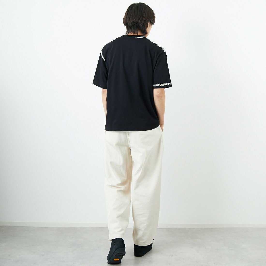 SLICK [スリック] ブランケットステッチTシャツ [5230121] 700 BLACK &&モデル身長：179cm 着用サイズ：1&&