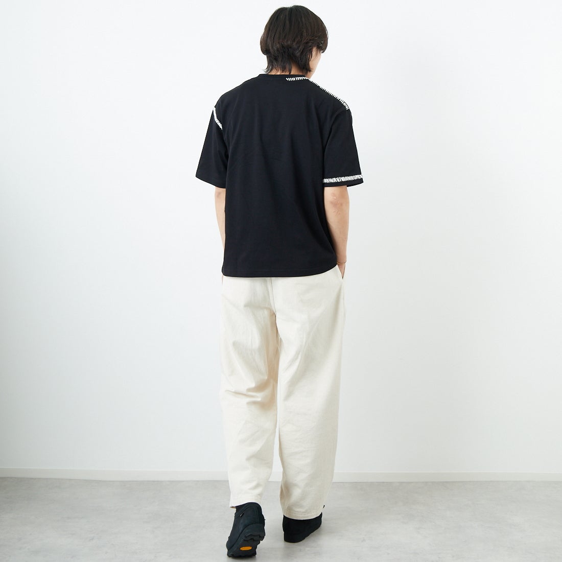 SLICK [スリック] ブランケットステッチTシャツ [5230121] 700 BLACK &&モデル身長：179cm 着用サイズ：1&&