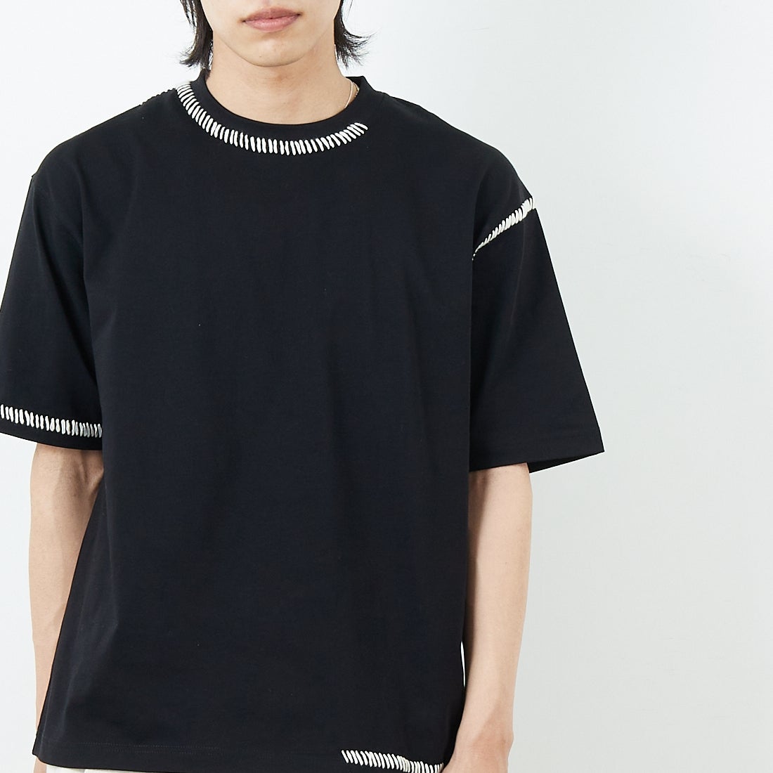 SLICK [スリック] ブランケットステッチTシャツ [5230121] 700 BLACK &&モデル身長：179cm 着用サイズ：1&&