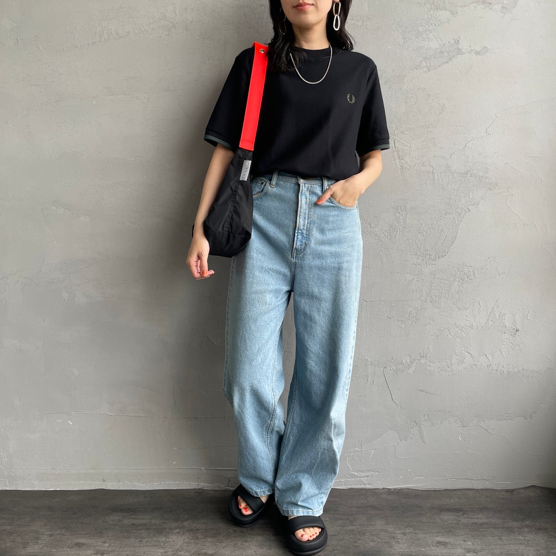 FRED PERRY [フレッドペリー] 袖ティップライン ワンポイント刺繍ロゴ 鹿の子Tシャツ [M4654] Y43 BLK/CR &&モデル身長：160cm 着用サイズ：S&&