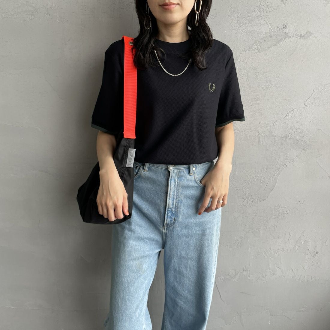FRED PERRY [フレッドペリー] 袖ティップライン ワンポイント刺繍ロゴ 鹿の子Tシャツ [M4654] Y43 BLK/CR &&モデル身長：160cm 着用サイズ：S&&