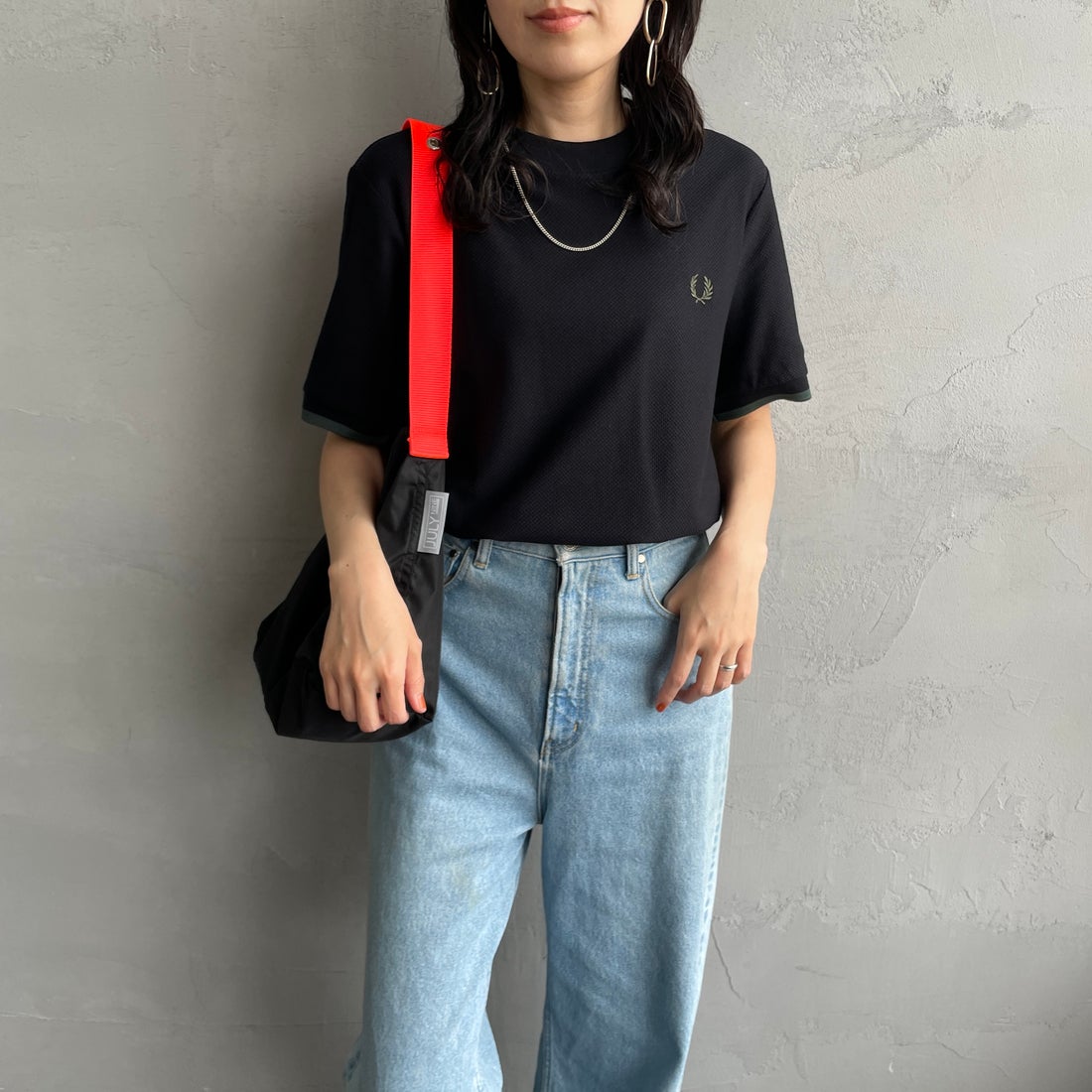 FRED PERRY [フレッドペリー] 袖ティップライン ワンポイント刺繍ロゴ 鹿の子Tシャツ [M4654] Y43 BLK/CR &&モデル身長：160cm 着用サイズ：S&&