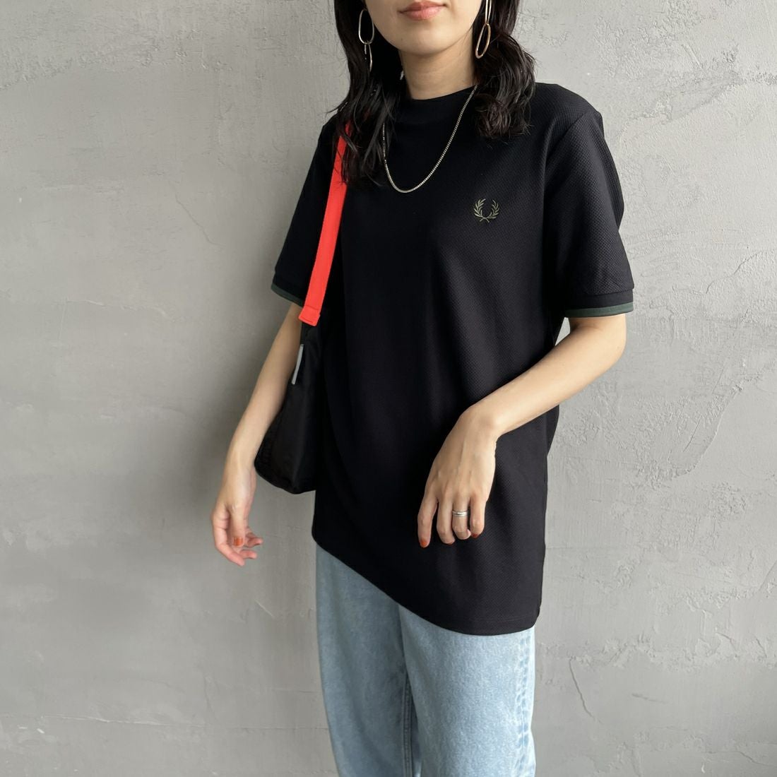 FRED PERRY [フレッドペリー] 袖ティップライン ワンポイント刺繍ロゴ 鹿の子Tシャツ [M4654] Y43 BLK/CR &&モデル身長：160cm 着用サイズ：S&&