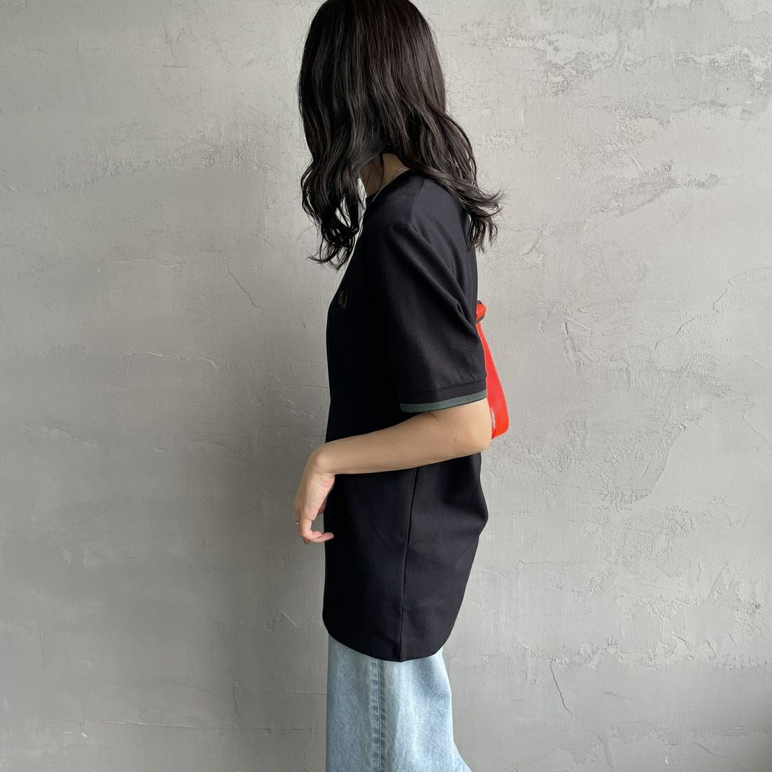 FRED PERRY [フレッドペリー] 袖ティップライン ワンポイント刺繍ロゴ 鹿の子Tシャツ [M4654] Y43 BLK/CR &&モデル身長：160cm 着用サイズ：S&&