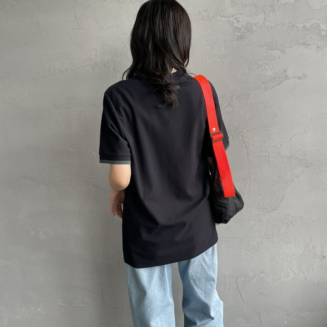 FRED PERRY [フレッドペリー] 袖ティップライン ワンポイント刺繍ロゴ 鹿の子Tシャツ [M4654] Y43 BLK/CR &&モデル身長：160cm 着用サイズ：S&&