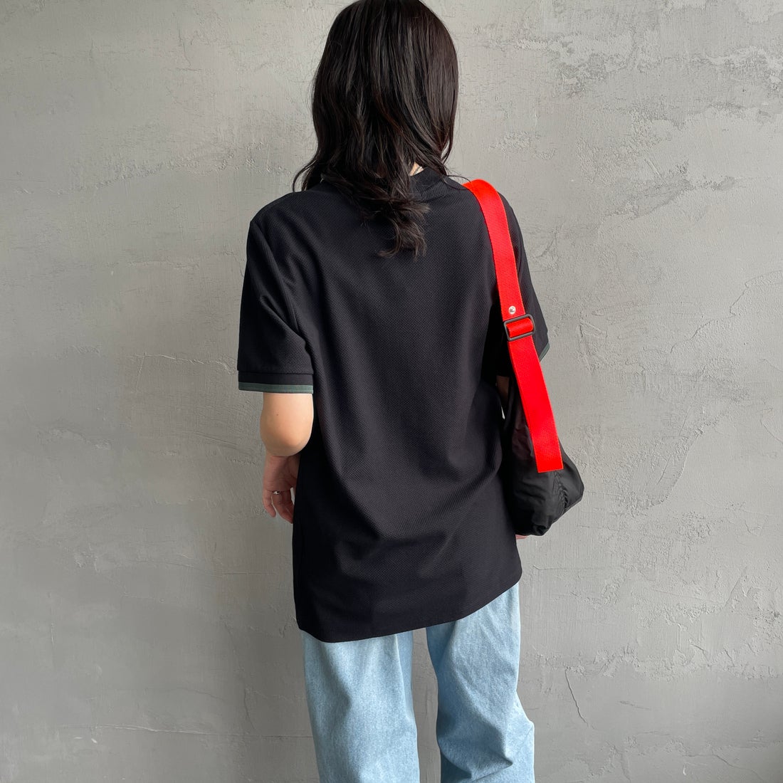 FRED PERRY [フレッドペリー] 袖ティップライン ワンポイント刺繍ロゴ 鹿の子Tシャツ [M4654] Y43 BLK/CR &&モデル身長：160cm 着用サイズ：S&&