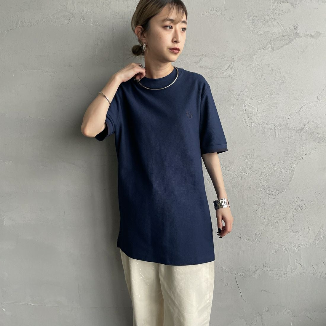 FRED PERRY [フレッドペリー] 袖ティップライン ワンポイント刺繍ロゴ 鹿の子Tシャツ [M4654] Y48 TENNIS &&モデル身長：150cm 着用サイズ：S&&