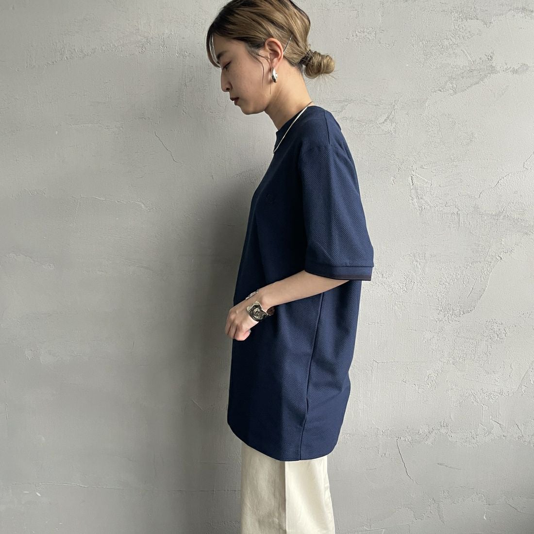 FRED PERRY [フレッドペリー] 袖ティップライン ワンポイント刺繍ロゴ 鹿の子Tシャツ [M4654] Y48 TENNIS &&モデル身長：150cm 着用サイズ：S&&