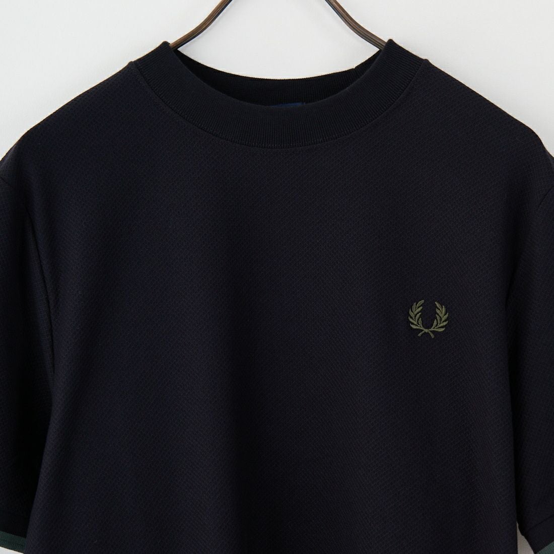 FRED PERRY [フレッドペリー] 袖ティップライン ワンポイント刺繍ロゴ 鹿の子Tシャツ [M4654] Y43 BLK/CR